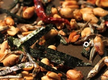 step3: 加入糖炒出焦糖色後，加少許鹽調味，放入海苔絲快速拌炒後即完成起鍋。