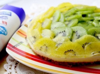 step5: 將奇異果切成薄片，依同心圓的方式排列在派上。將吉利T和糖拌勻後加水煮至薄膠狀，待溫度降至60度左右，即可在奇異果切片上淋上薄薄一層，最後再放入冰箱約1小時以上定型即完成