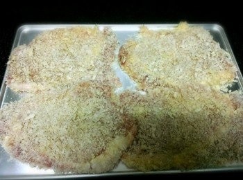 step3: 將肉片均勻裹上麵粉→拍去多餘的麵粉→沾蛋液→麵包粉。