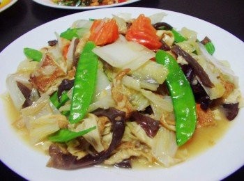 step8: 簡單的家常小炒ˊ輕鬆料理ˊ方便上桌ˊ 如果再多個顏色就是五行蔬菜囉~ 豆皮經過煸炒出香味ˊ讓平凡的蔬菜增添自然香氣ˊ 非常清爽也非常好吃.......家裡有什麼蔬菜任意搭配運用ˊ 試著做做看吧~~