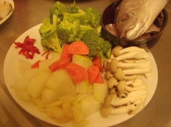 step1: 1.先準備好所需<span class="group_1">材料</span>ˊ菜各切成適當大小