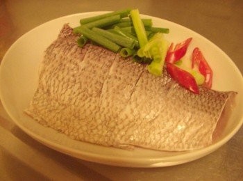 step1: 1.準備好所需<span class="group_1">材料</span>ˊ魚片擦乾水份兩面抹上少許的鹽 蔥ˊ辣椒ˊ切妥備用