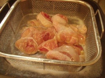 step1: 先煮沸水將雞肉川燙去除血水雜質ˊ並用冷水再沖洗瀝乾水份備用
