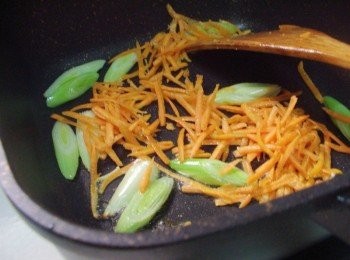 step3: 然後放入紅蘿蔔絲炒軟炒出甜味