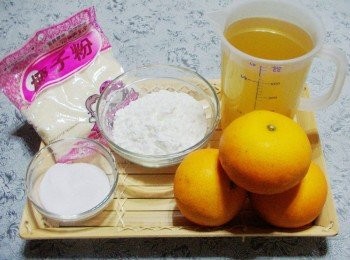 step1: 先準備好所需<span class="group_1">材料</span>ˊ蜜柑先壓榨成果汁ˊ和開水1:1量調勻