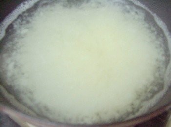 step3: 接著搭配上剩下500cc的水一起煮滾ˊ 水滾加入冰糖再改以小火悶煮5~6分鐘