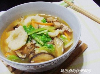 step7: 麵疙瘩多一道汆燙程序ˊ可以讓完成的麵疙瘩湯底較為清爽ˊ 不會糊糊的ˊ如果不在意可自動省略ˊ直接下鍋一起煮。