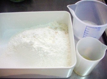 step1: 先準備好<span class="group_1">麵團材料</span>