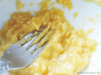 step2: 利用叉子把香蕉壓爛至順滑質感。