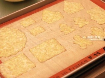 step8: 用手沾清水，將麵糊依模板形狀推平。