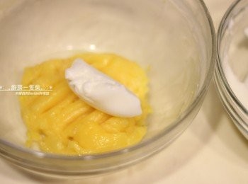 step11: 將蛋白打至尾端挺立不落下的硬性發泡狀態，分5~6次加入蛋黃麵糊中拌勻。