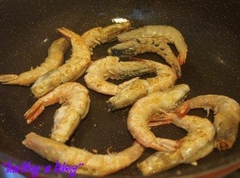 step4: 落油用鑊煎熟啲蝦(大約七成熟啦)~