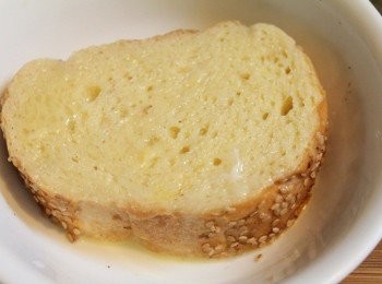 step3: 靜置幾分鐘讓吐司把蛋液吸光光