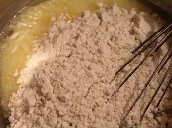 step1: 將雞蛋/牛奶/蜂蜜/沙拉油等濕性材料攪拌均勻. 再把鬆餅粉/糖過篩入濕性材料中