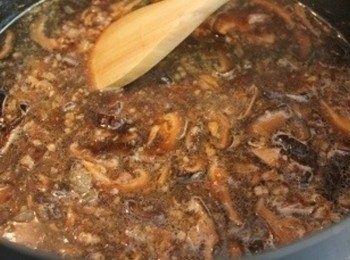 step2: 少許油, 爆香油蔥酥/蝦皮/香菇絲 , 再加豬絞肉炒散, 放醬油/水/黑糖/白胡椒粉/五香粉煮滾. 我還加了一杯的滷花生, 沒有可省略, 不影響成品效果