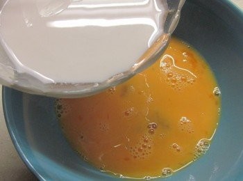 step2: 雞蛋先打散,另取一碗調太白粉3大匙加少少的水,再將太白粉水和蛋汁.少許塩攪拌均勻