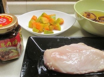 step1: 備料,香菇先泡水,雞肉及南瓜切大丁