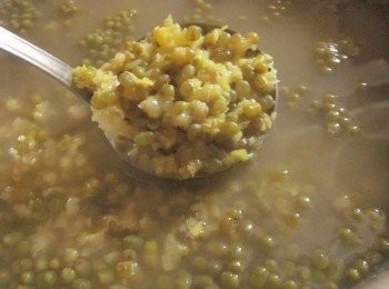 step2: 蓋鍋蓋煮到滾,關火悶半小時,再次煮到滾,關火悶半小時,即可隨個人喜好加入二砂糖.這樣好喝的綠豆湯就煮好啦!