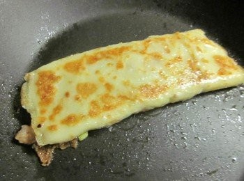 step6: 再將二邊往內折,以小火煎到內餡熟,餅皮呈金黃色即可切塊盛盤