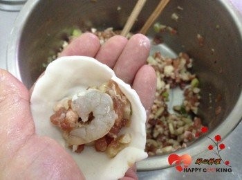 step6: 或桌上抹油輕桿成片,功夫更好可用刀壓成型,包入<span class="group_2">餡料</span>放上蝦仁