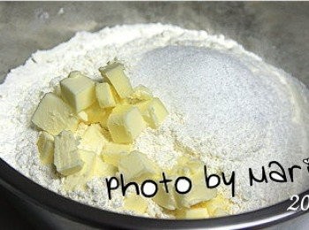 step2: 低筋麵粉和泡打粉先拌勻後過篩到大鋼盆裡
放進糖、鹽、和奶油丁塊(一定要冰的)
用刮刀仔細地將奶油和著麵粉和糖、鹽切鬆拌勻開來
這個步驟必須要多點耐心
慢慢地將所有<span class="group_1">食材</span>拌成鬆散的樣子