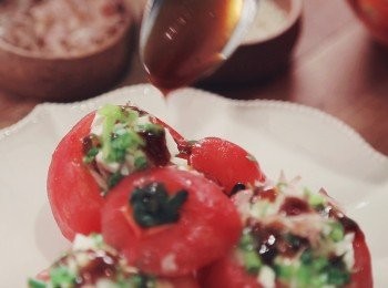 step5: 在豆腐上放上薑蓉, 蔥花, 淋上調好味既汁料, 灑上芝麻及木魚碎