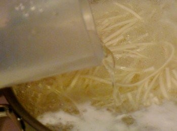 step6: 麵條煮至大滾時加入半杯冷繼續以中火煮至麵條熟軟後瀝乾