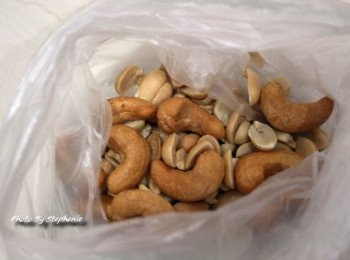 step3: ~把熟的花生仁和蜜汁腰果一起放進塑膠袋中～用槌子或者菜刀敲碎備用