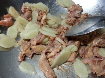 step9: 加入子薑略炒,加入調味料炒勻,蓋上蓋煮約2分鐘