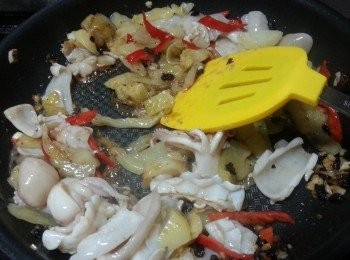 step6: 加入咸菜落3茶匙糖兜炒,蓋上蓋煮2-3分鐘即可