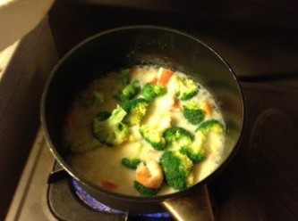 step4: 加入蝦仁，蟹柳粒，西蘭花煮至汁微稠，預熱焗爐180度