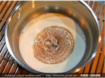 step3: 倒入黑木耳養生露，攪拌均勻，加熱至80~85度後，熄火。