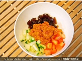 step4: 加入鮪魚罐與鹽巴來調味，也可酌量添加辣油來增味。