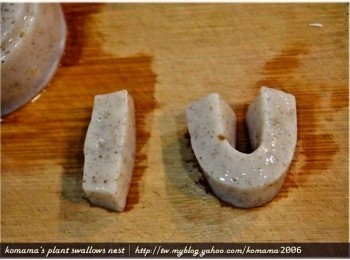 step3: 將黑木耳鮮奶凍分切成二條直條狀後，一條較長，另一條較短。