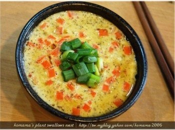 step9: 完成後只要灑上些許蔥花，並澆淋些許昆布醬油後，即可熱騰騰上桌享用！