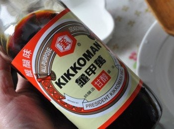 step5: 加入【龜甲萬甘醇醬油】調味滾煮