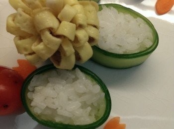 step2: 把二顆蛋做成玉子燒,另一顆做成蛋皮做成花朵,將小黃瓜包飯及玉子燒,把煎過的雞肉絲成絲放在飯上,再撒上香鬆