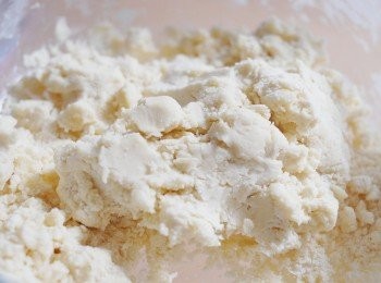 step2: 篩入麵粉及粟粉，成粉粒狀