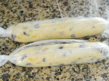 step4: 將粉糰放在枱上，用手將粉糰做成長形，可做成圓或長方形，用保鮮紙包好，放入雪櫃最少一個小時