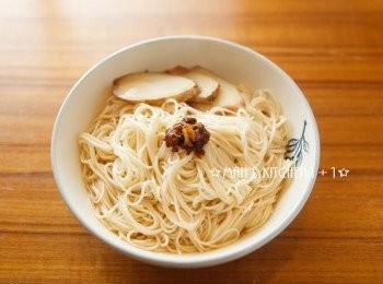 step5: 盛盤後在依照喜好放上油蔥就完成了。