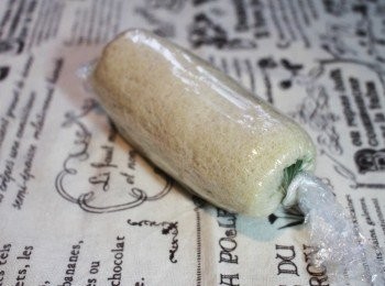 step4: 準備一塊保鮮紙，緊緊地把麵包卷起後，用保鮮紙卷著麵包卷，並像包糖果一樣，把保鮮紙左右收口