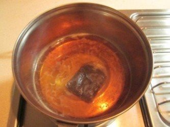 step2: 洋菜粉和冷水攪拌後加熱再加入糖1.5小匙及茶包煮至糖溶化,茶包顏色出來,倒入容器待冷放冰箱冰至凝固