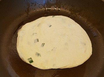 step6: 麵糰已作完全完成之狀態， 將其從雪櫃內取出用麵糰棒輕微碌薄一點, 在平底鑊中放上適量油