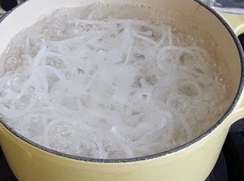 step5: 燒滾一鍋水，將米線及豆卜煮熟，盛起備用。