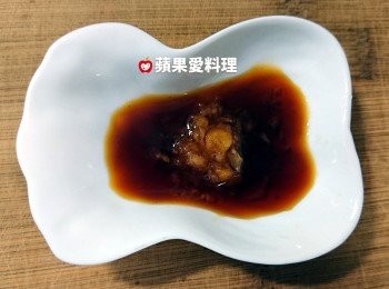 step5: 電鍋在跳舞時，製作蒜泥醬油：取出小碟子，磨進蒜泥，倒入醬油即可。