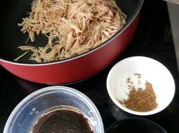 step3: 用白鑊加入所有材料,麵粉後加,用慢火將肉鬆炒至乾身即可(白鑊即是不用加油)