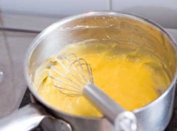 step9: <span class="group_2">酸忌廉檸檬內餡</span>蛋黃倒回鍋中，保持攪拌直至混合物再次滾起後計多煮 2 分鐘