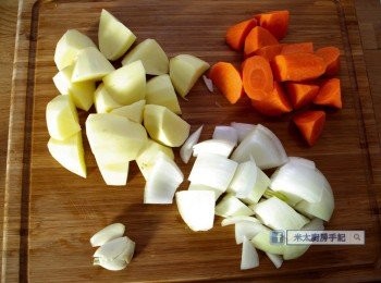 step1: 薯仔和紅蘿蔔以滾刀切塊；洋蔥切塊。