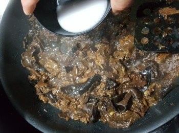 step10: 用1茶匙生粉與1湯匙水拌勻,轉慢火加入生粉水煮個杰身芡