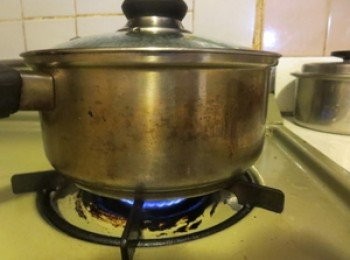 step3: 保持中等以下的火力，持續煮五分鐘，這是比較完美的時間，大概是5-6分熟的狀態，這段時間千萬不要離開鍋，一定要持續攪動並且抓穩時間